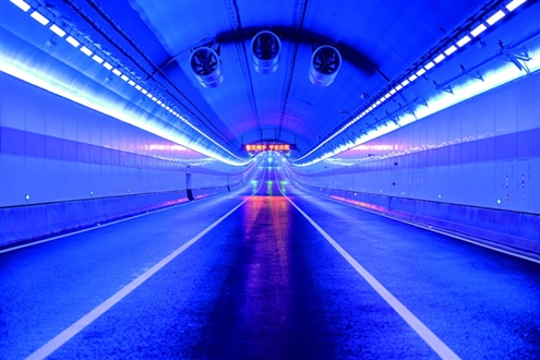 隧道顶部以“泉城蓝”为底色,选取隧道中心段300米长度设计星空顶